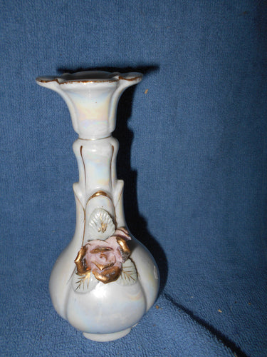 Vintage  Japanese Porcelain Vase w/Front Flower & Gold Trim (711)