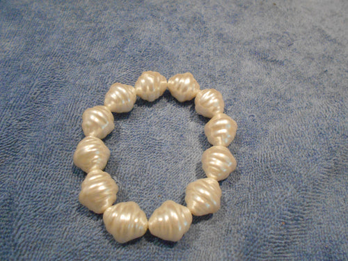 Vintage Pearlesent Large Beaded Bracelet (522)