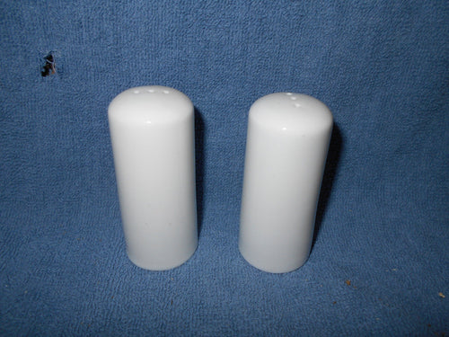 Vintage  Ceramic White Salt & Pepper Shakers (492)