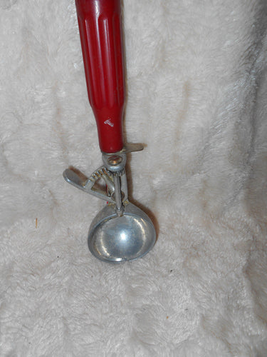 Vintage Pewter and Bakelite Ice Cream Scoop (630)