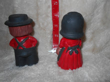 Vintage  Ceramic Pilgrim Boy & Girl Salt & Pepper Shakers (461)