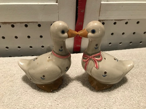 Vintage Porcelain Goose  Salt & Pepper Shakers (413)